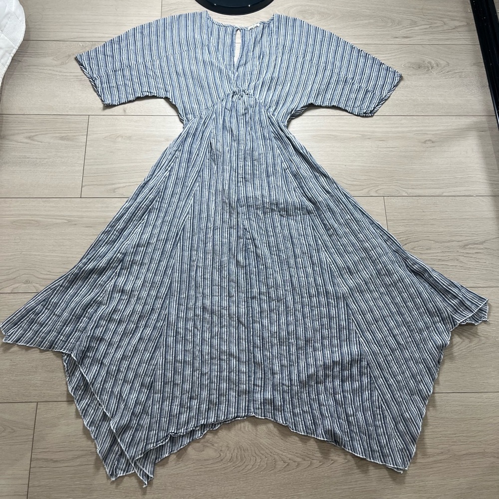 En Crème Striped Midi Dress with V-Neck and Short Sleeves Blue & White High Low